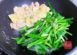 Illustration of how to make fried leeks with shrimps, eggs and leeks 8