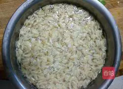 Fried dried shrimps with green peppers Practice illustration 2