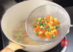 Illustration of how to make colorful shrimps 7