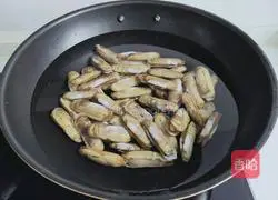 Illustration of how to make steamed razor clams with minced garlic 4