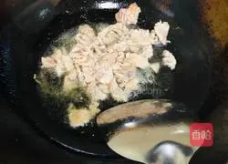 Illustration of how to make fried shredded pork with okra 3