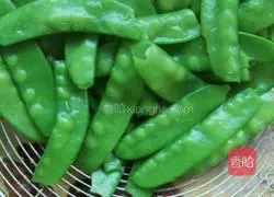 Illustration of how to make fried snow peas with preserved meat 1