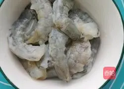 Illustration of how to cook asparagus, carrots and shrimps 3