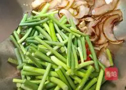 Sichuan - Illustration of how to stir-fry bacon with garlic moss 8