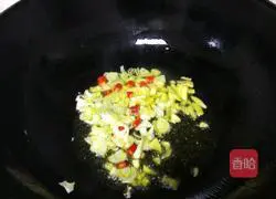 Illustration of how to stir-fry scallops with onions and ginger 3