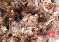 Illustration of how to make lion head with steamed crab meat in chicken soup 3