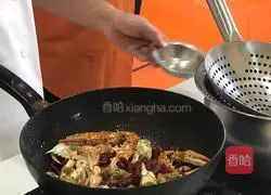 Illustration of how to make stir-fried crabs in typhoon shelter 10