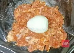 Illustration of how to make steamed meatballs with millet and quail eggs 5