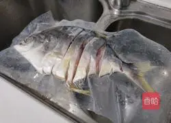 Illustration of how to steam dried pomfret overnight 1