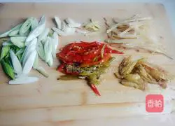 Illustration of how to make shredded beef with pickled pepper 2