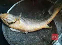 Illustration of how to make soy-flavored yellow croaker 4