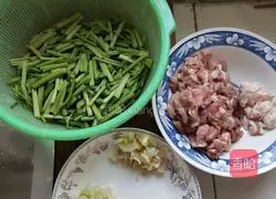 Illustration of how to make fried meat with celery 1