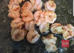 Illustration of how to make cashew nut shrimp 3