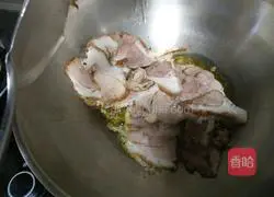 Illustration of twice-cooked pork with minced garlic 4