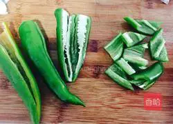 Illustration of how to make twice-cooked pork with black bean sauce and chili pepper 3