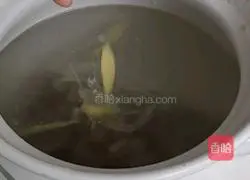 Illustration of how to cook sea cucumber, abalone and braised pork ribs 2