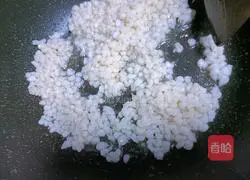 Illustration of how to stir-fry shrimp tendons 5