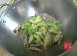 Illustration of how to make stir-fried razor clams with loofah 6