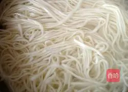 Illustration of how to make cold noodles with shredded chicken 4