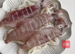 Illustration of how to steam squid with potato flour 4