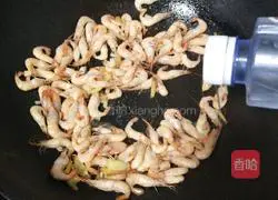 Illustration of how to make stir-fried river shrimp with leeks 4