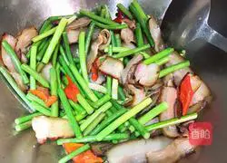 Sichuan - Illustration of Stir-fried Bacon with Garlic Moss 9