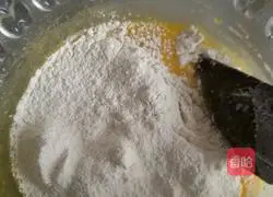 Illustration of how to make a small cream cake 5