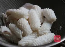 Illustration of how to make spicy squid flowers 5