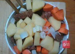 Illustration of how to steam pork ribs with rice flour 4