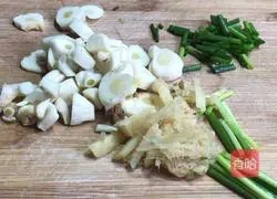 Illustration of how to make fried hairtail with garlic 3