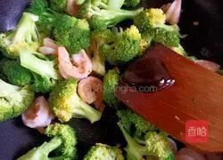 Illustration of how to make fried shrimps with broccoli 13