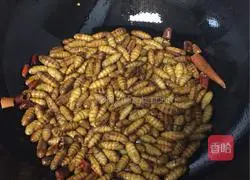 Illustration of how to make spicy fried pupae 6