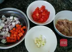Illustration of how to make tomato and pork pasta 2
