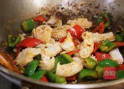 Illustration of how to make spicy squid flowers 9