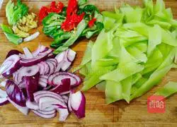 Illustration of how to make fried squid rolls with lettuce 2