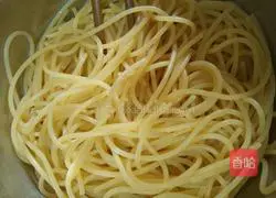 Illustration of how to make ham and onion pasta 2 