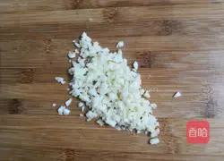 Illustration of how to make wolfberry garlic steamed loofah 2