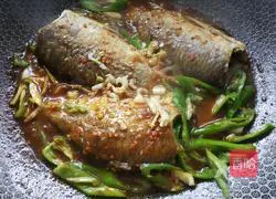 Illustration of how to make barbecue-flavored braised fish 10