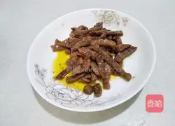 Illustration of how to stir-fry steak with green pepper and carrot 6