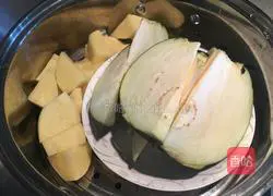 Illustration of how to mix eggplant and mashed potatoes 1