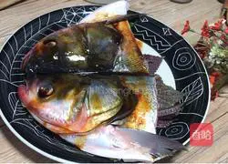 Illustration of how to make steamed fish head with perilla 7