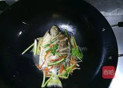 Illustration of how to make pan-fried golden drum fish 11
