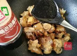 Illustration of how to make braised pork knuckles with red lotus root 6