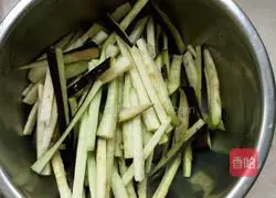 Illustration of how to make fried eggplant shreds 1