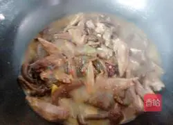 Illustration of how to cook chicken wings and stewed mushrooms 15