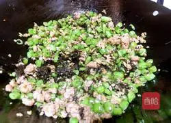 Illustration of how to make olive green beans 7