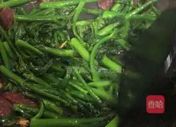 Illustration of how to stir-fry kale sprouts with sausage 7