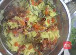 Illustration of how to make French ham mashed potatoes 7