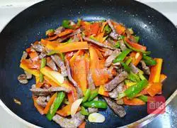 Illustration of how to make fried steak with green pepper and carrot 12