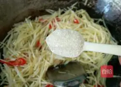 Illustration of how to make spicy and sour potato shreds 8